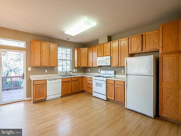 3rd image of 8500 Towne Manor Ct