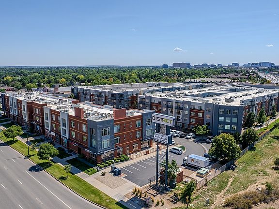 From great dining options to spas and stores to convenient commuting options, everything you want and need is just steps away