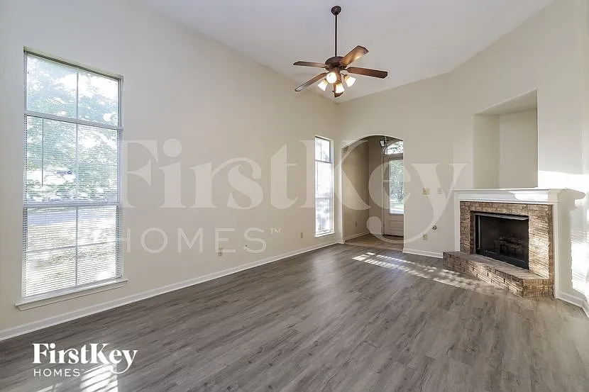 4 bed, 2.0 bath, 1683 sqft, $1,890 — Photo 3