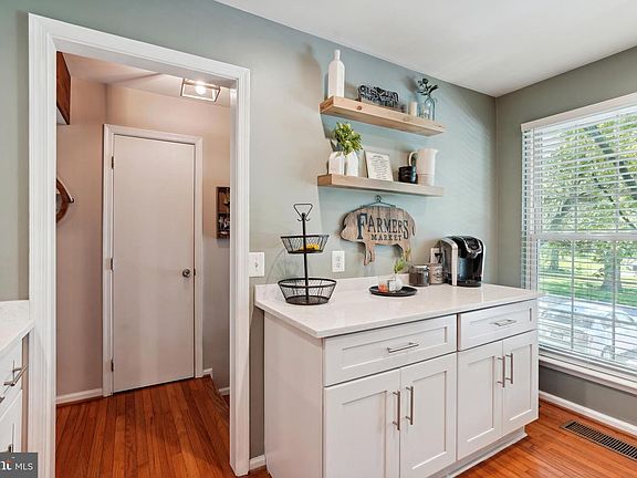 4th image of 329 Bridle Crest Sq NE