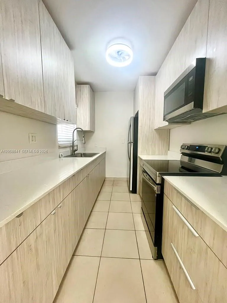 3 bed, 1.0 bath, 1316 sqft, $2,895 — Photo 1