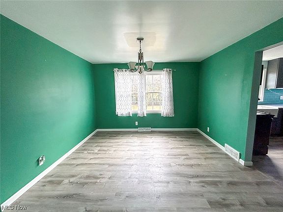 4th image of 2493 Birchwood Dr