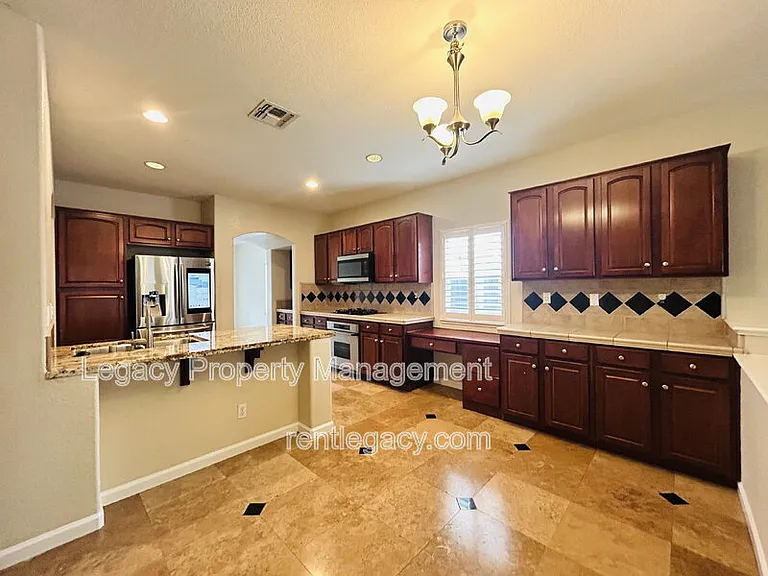 523 Cascade Dr — Photo 7