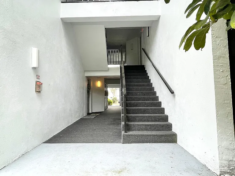 1182 Pine Ridge Cir W — Photo 11