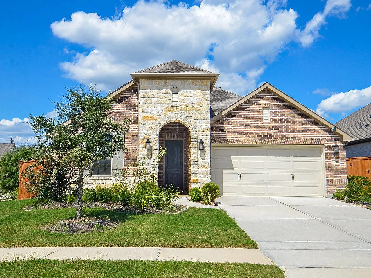4 bed, 3.0 bath, 2426 sqft, $3,200 — Photo 1