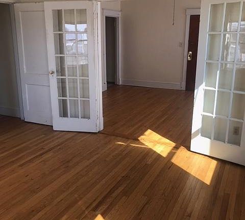 5th image of 286 Burritt St
