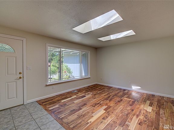 4th image of 828 211th Pl NE