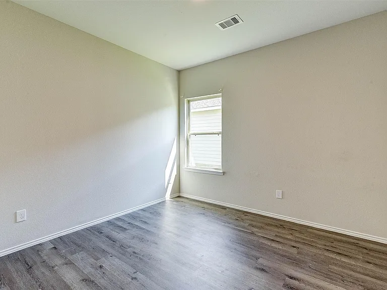 407 E Avenue G — Photo 11