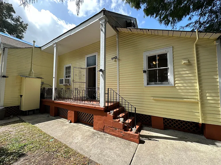 Private Porch, Entrance