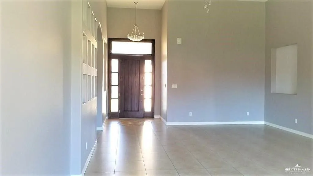 3 bed, 2.0 bath, 1933 sqft, $1,850 — Photo 4