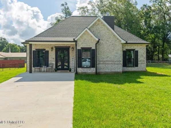 207 S Jackson Ave, Picayune, MS 39466
