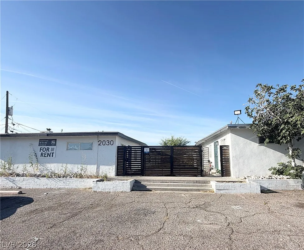 3 bed, 1.0 bath, 1120 sqft, $1,590 — Photo 1