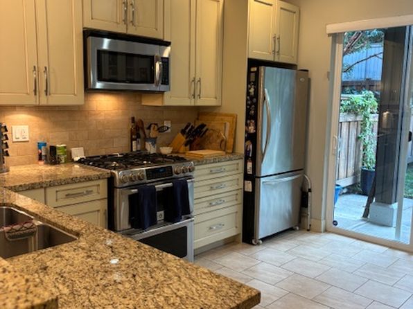 2 bedroom rental in Surrey — photo 9