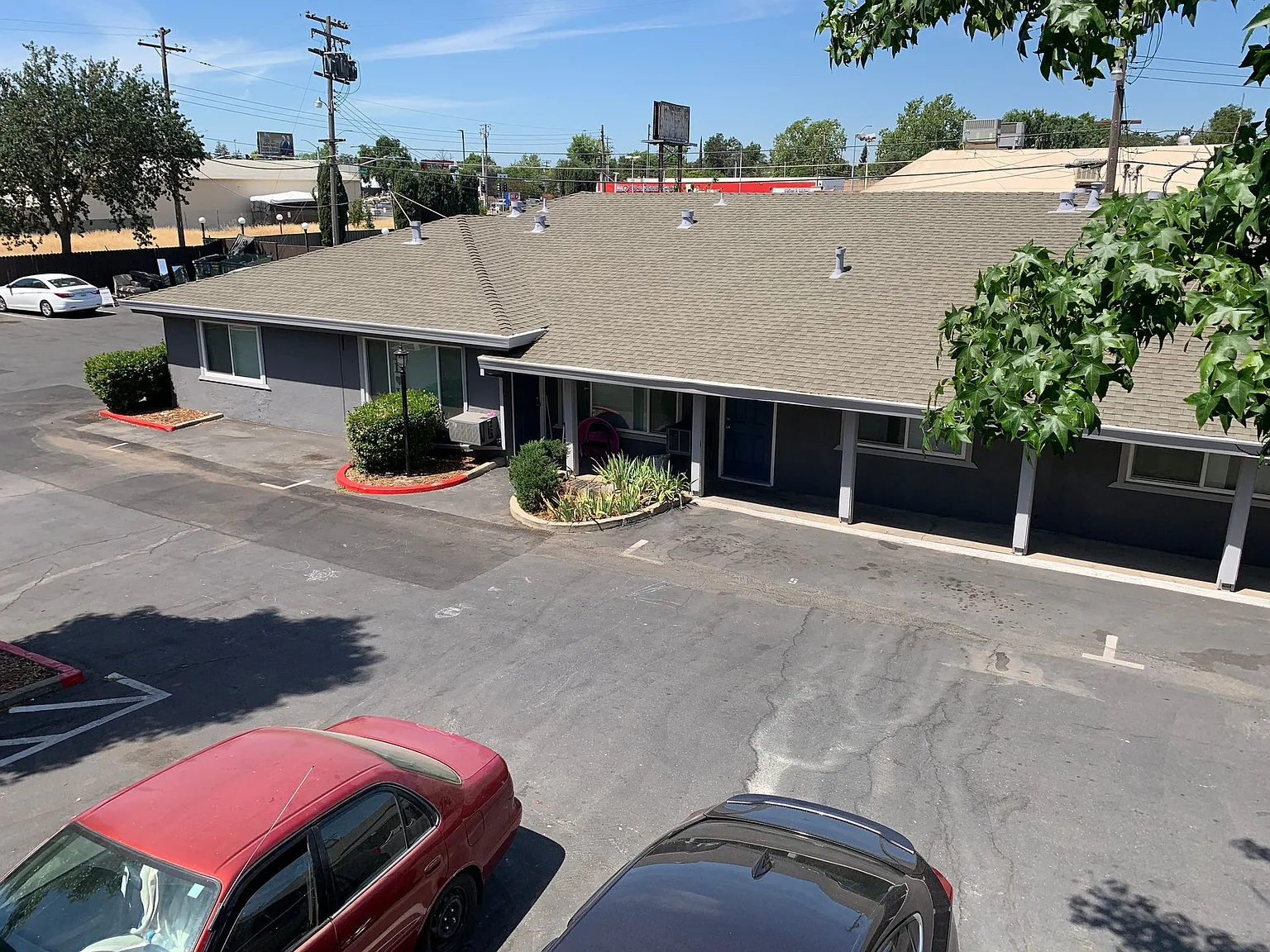 The Brentwood Apartments — Photo 3