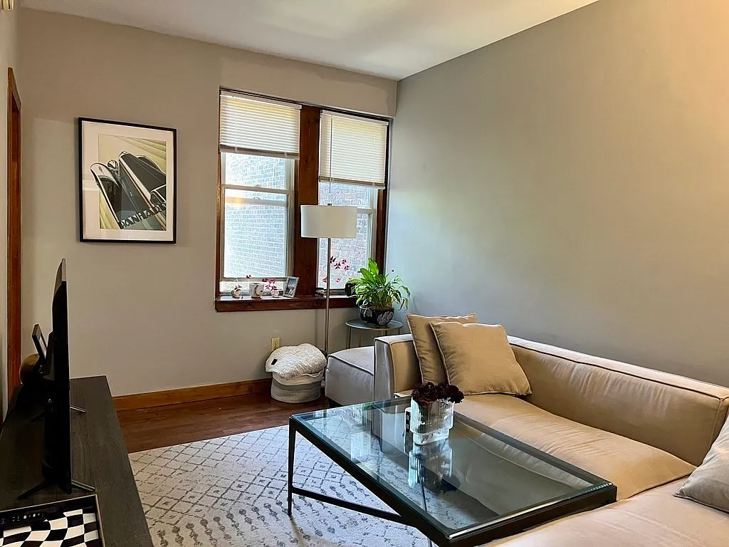 2 bed, 694 sqft, $2,400 — Photo 1