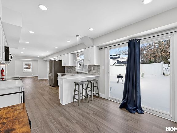 5th image of 10 Evergreen Ct