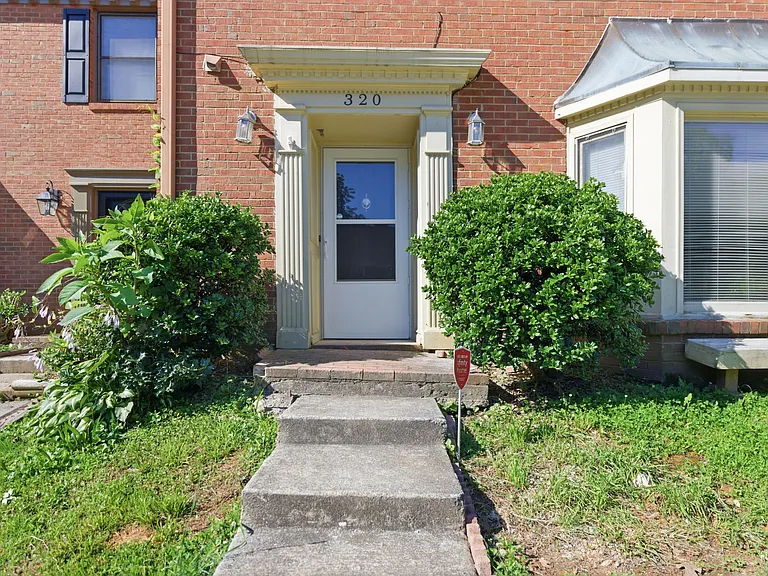 320 Forestgate Ct — Photo 2
