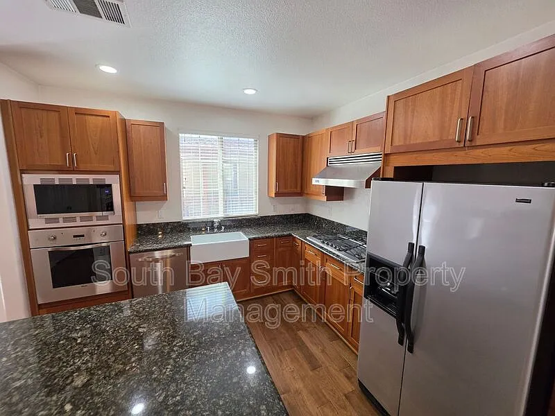 2 bed, 2.5 bath, 1370 sqft, $5,300 — Photo 3