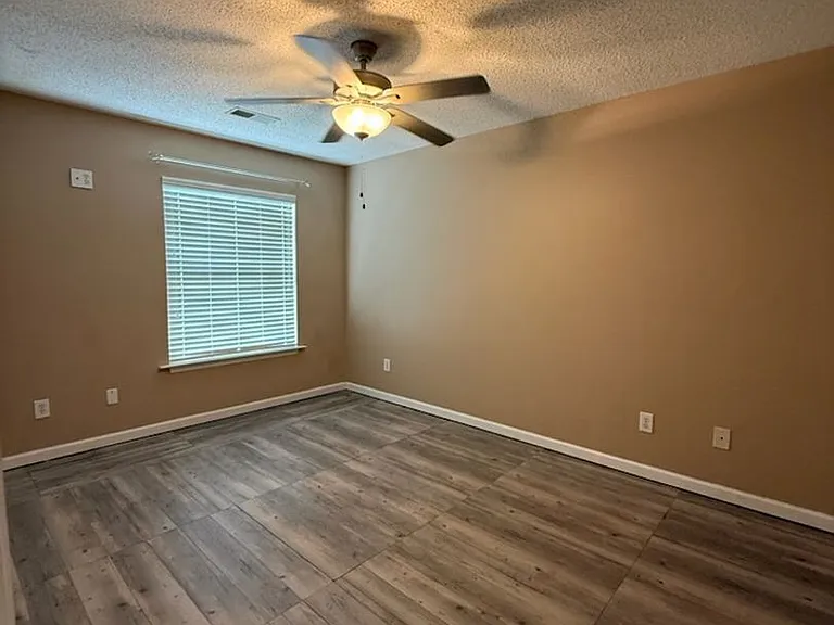1464 Chandler Cir — Photo 16