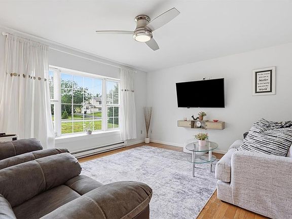 5th image of 209 Center Dr