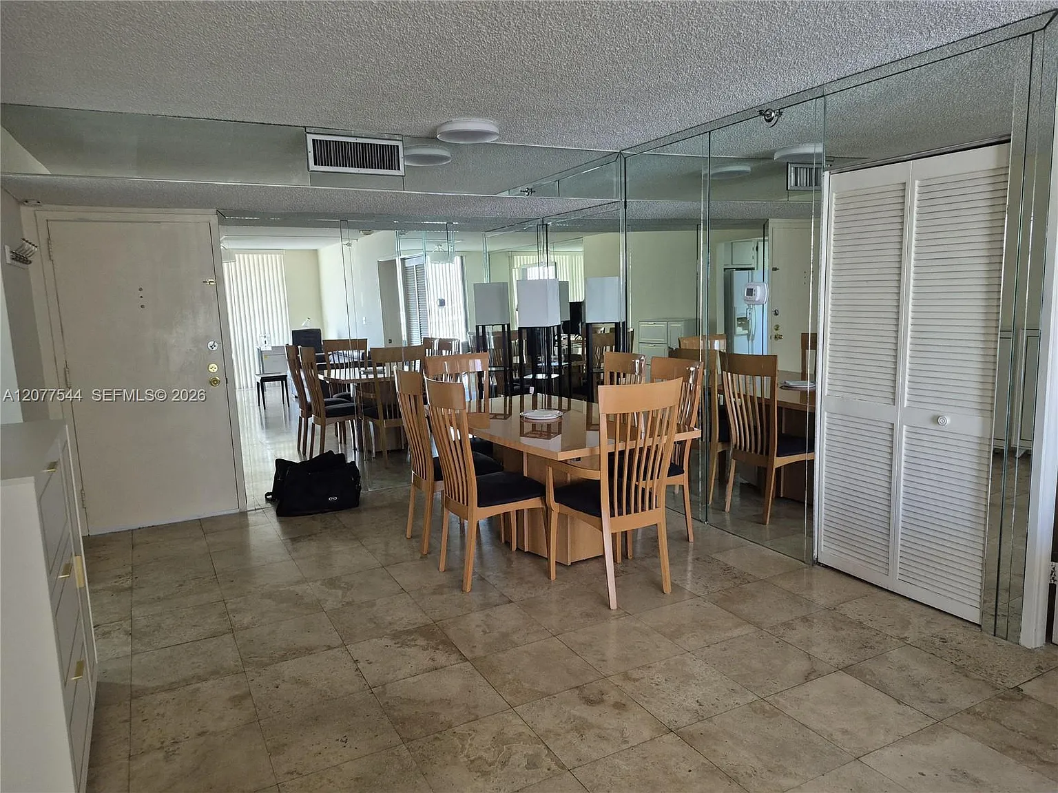 Winston Towers 700 Condo — Photo 4