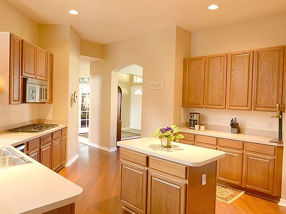 4th image of 2752 Englewood Dr