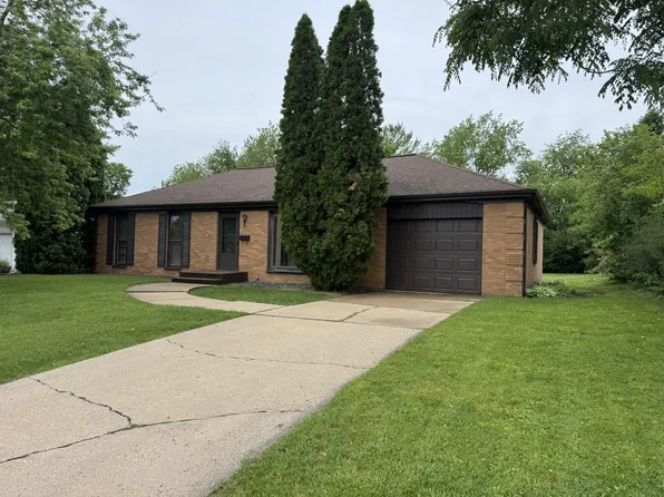 2006 Pine St, Peru, IL 61354
