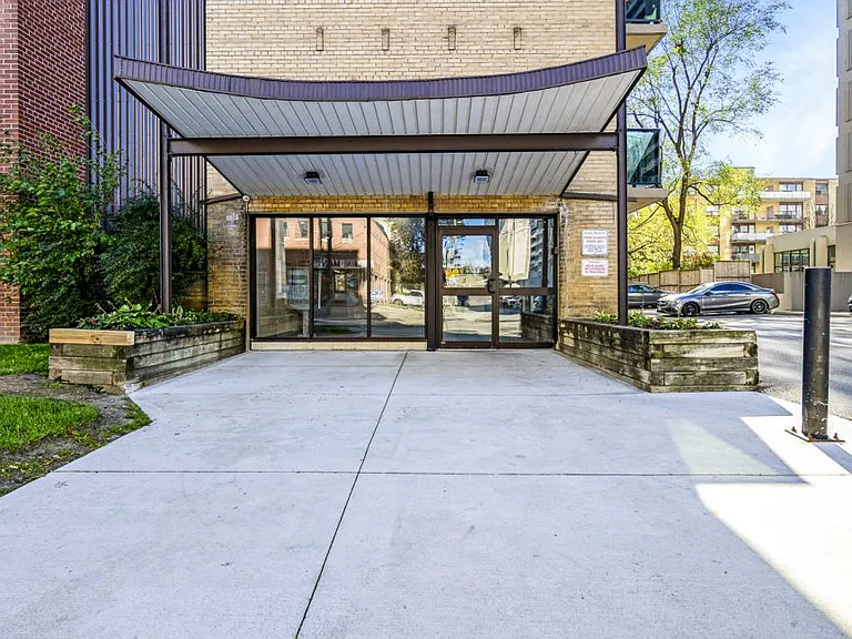 839 Roselawn Ave — Photo 2