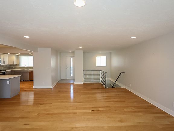3rd image of 1580 E Sunnyside Ave