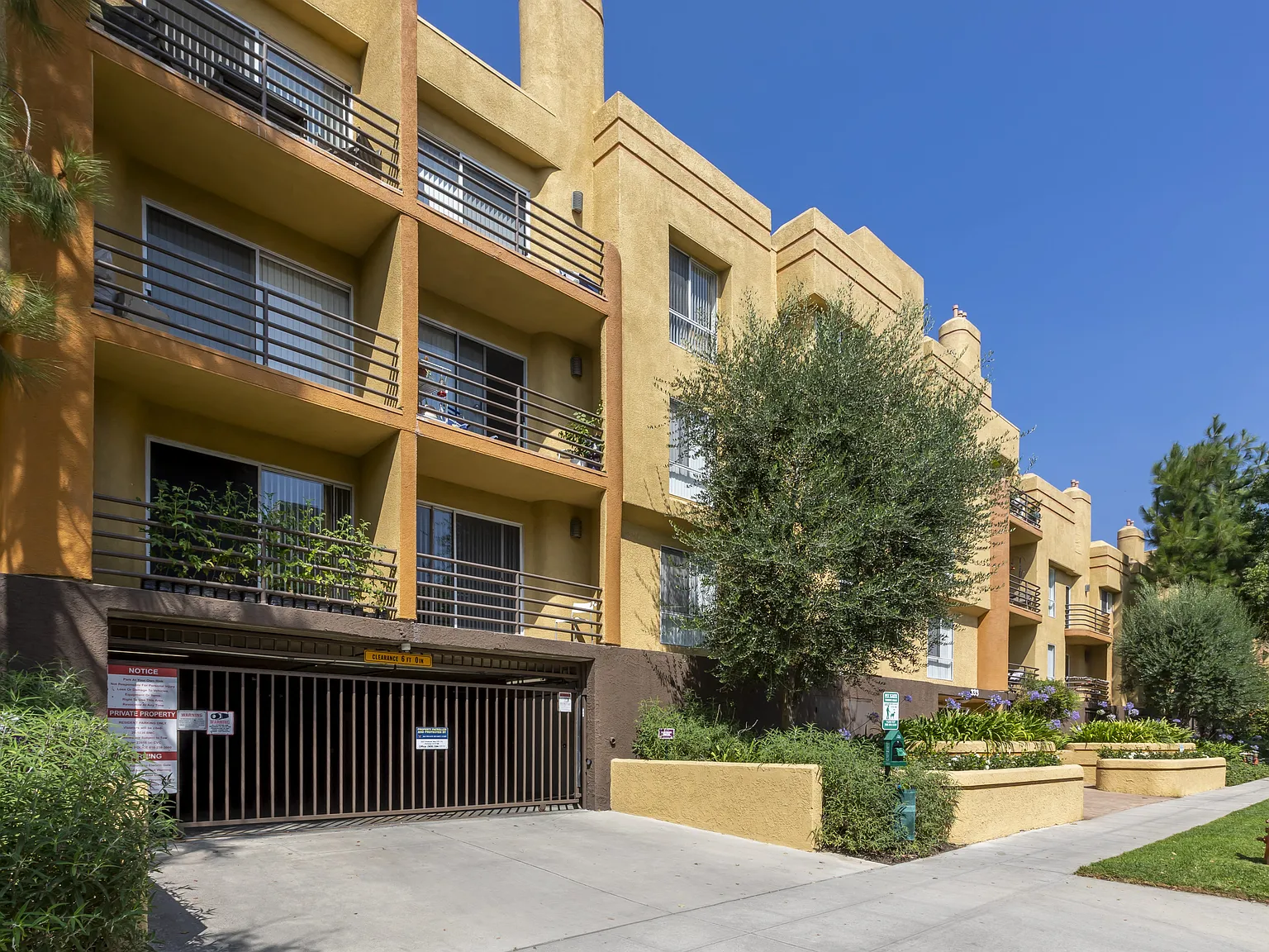 Toluca Terrace Apts. — Photo 4