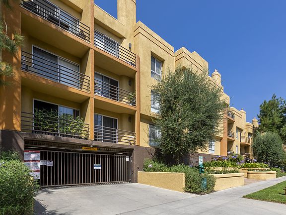 Apartments in Burbank, CA - Exterior Community.jpg