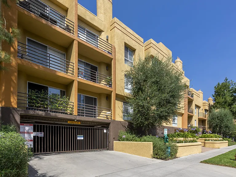 Apartments in Burbank, CA - Exterior Community.jpg