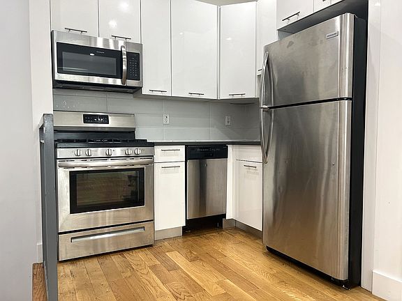 2nd image of 827 Jefferson Ave #F