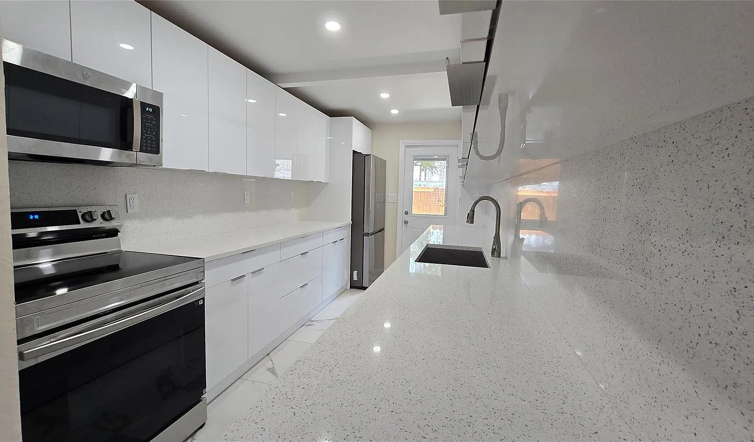 3 bed, 1634 sqft, $2,700 — Photo 3