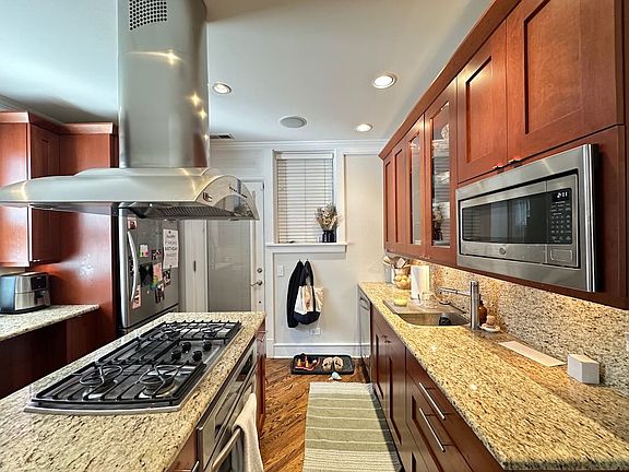 3rd image of 1406 W Cornelia Ave #3