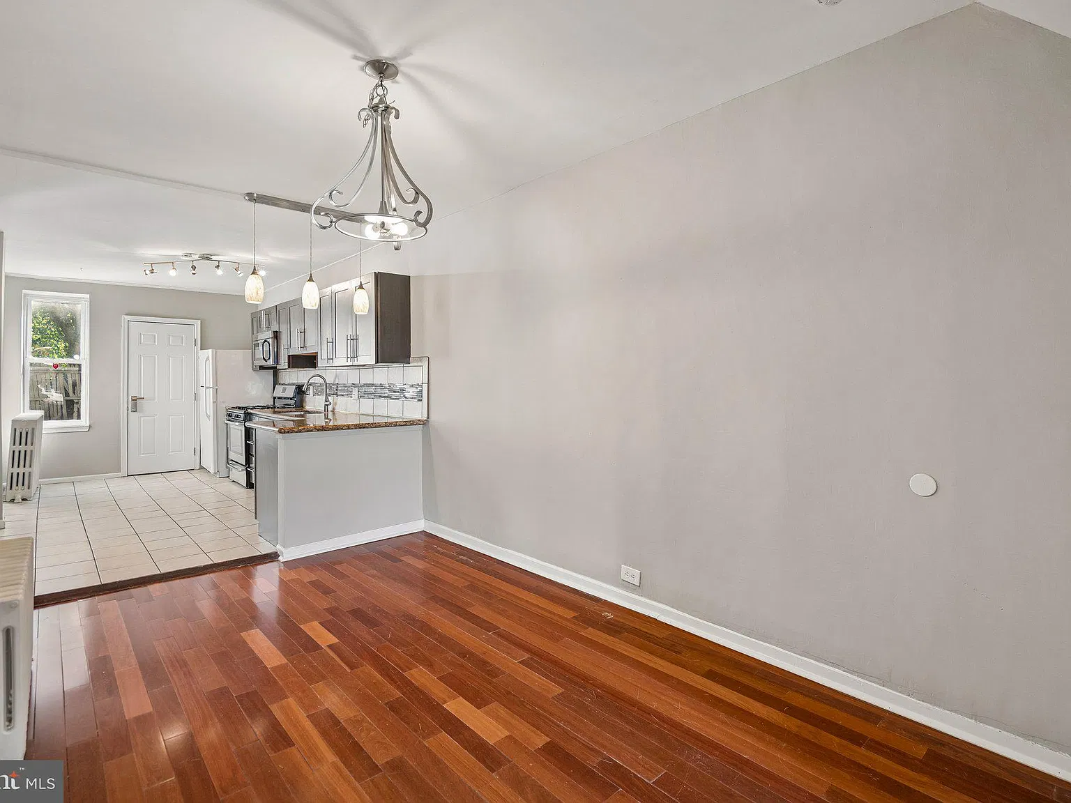 3 bed, 1.0 bath, 1568 sqft, $1,650 — Photo 4