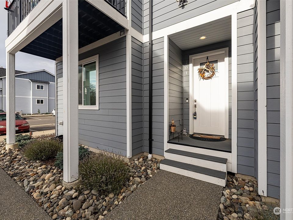 Welcome to this beautiful 3 bed, 3.5 bath, practically new end-unit home in desirable LIV at Sunstone Place!>