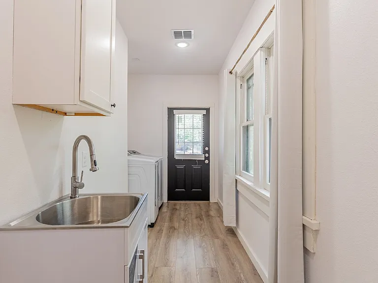 1010 Burnet St — Photo 18