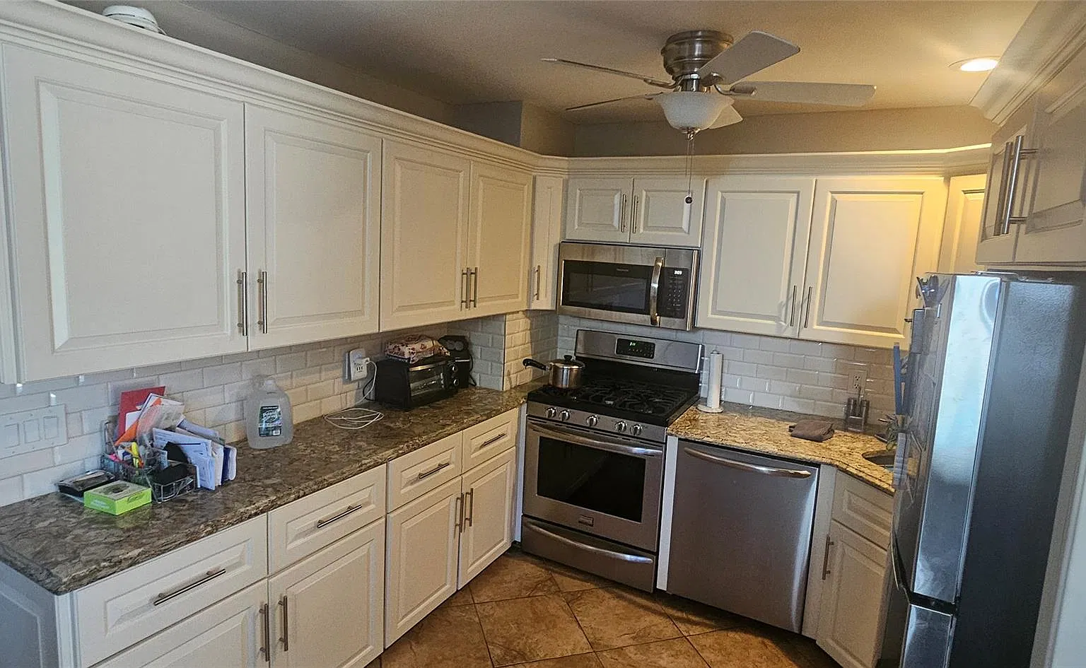 3 bed, 1.0 bath, 1570 sqft, $3,500 — Photo 2