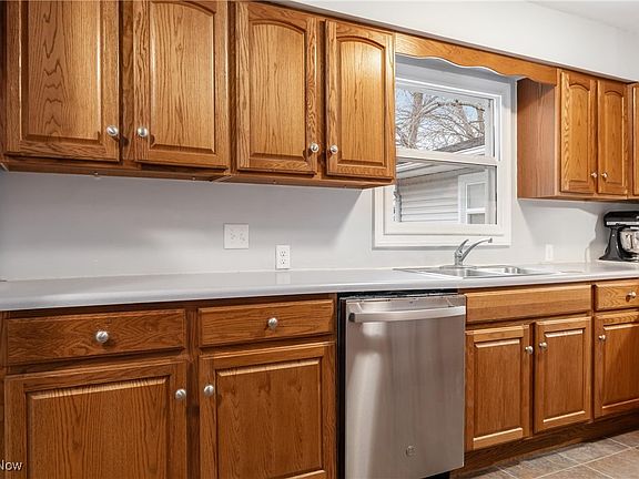 5th image of 20 Juanita Dr
