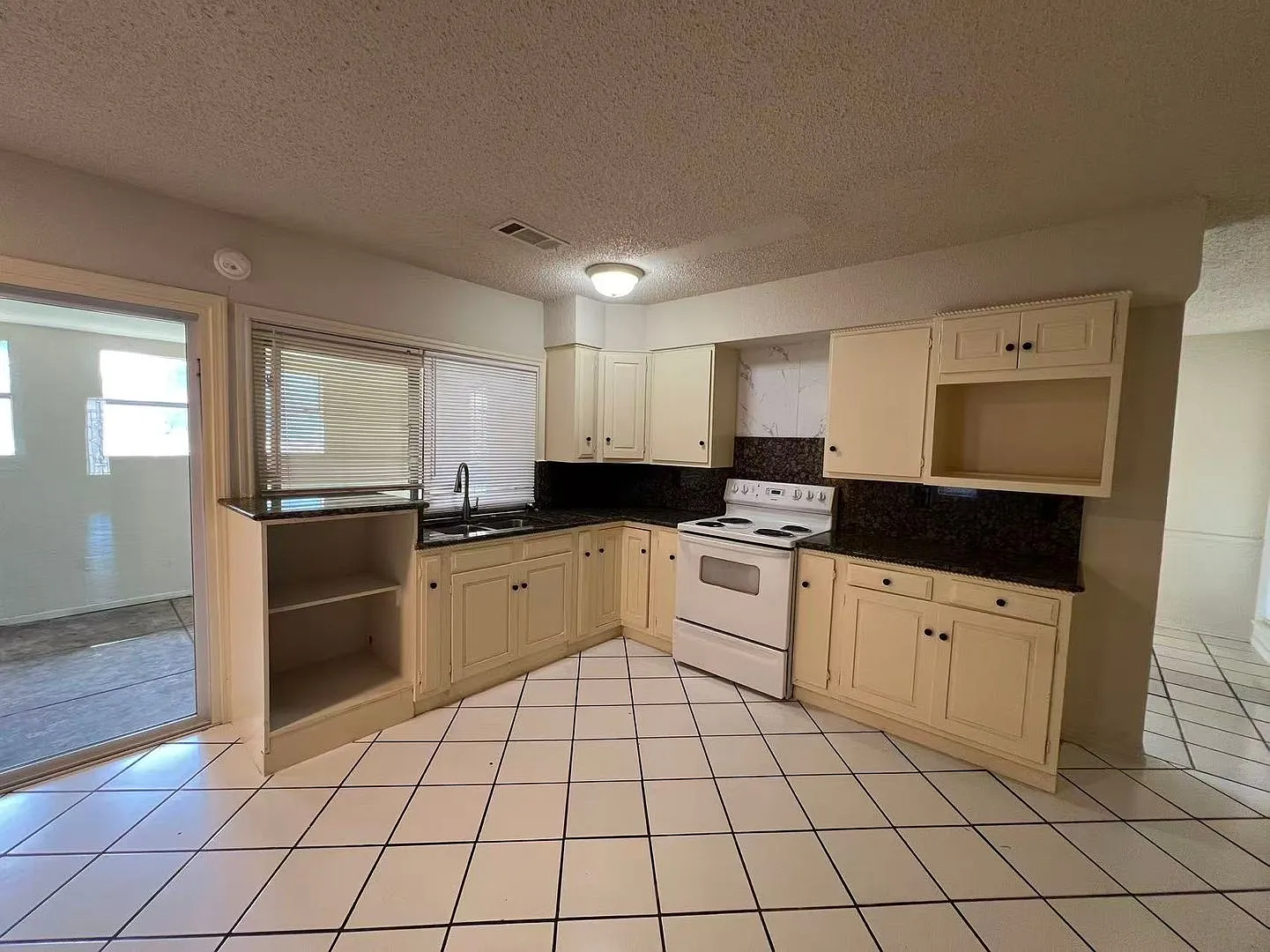 Beautiful 3 Bedroom 2 Bathroom in Plano! — Photo 2