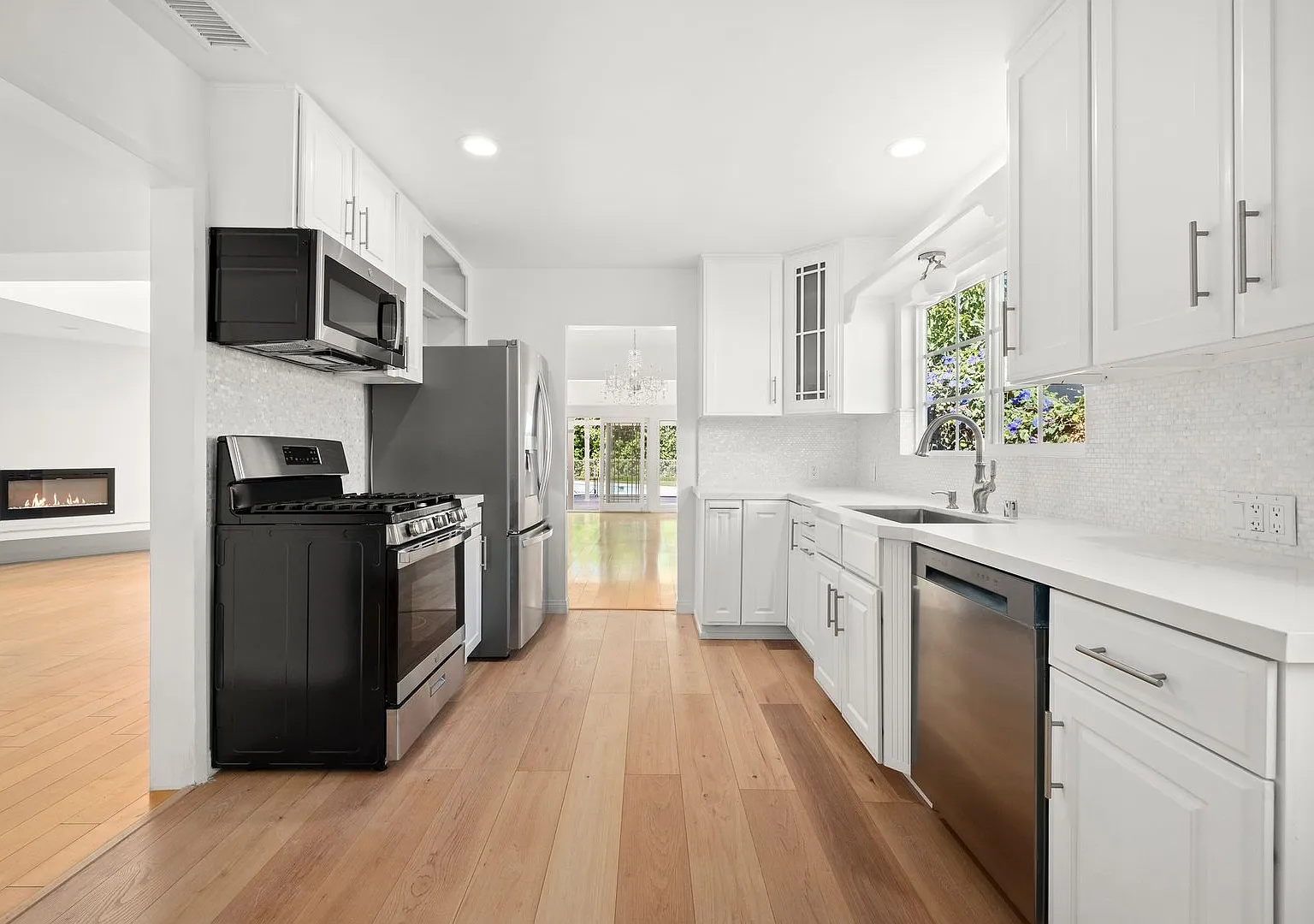 Renovated Tarzana Pool Home Near Ventura Boulevard — Photo 4