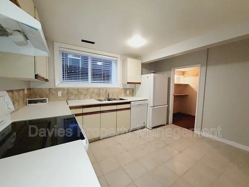 2 bed, 1.0 bath, $1,050 — Photo 2