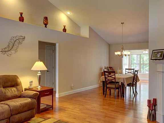 4th image of 235 Lakeview Dr