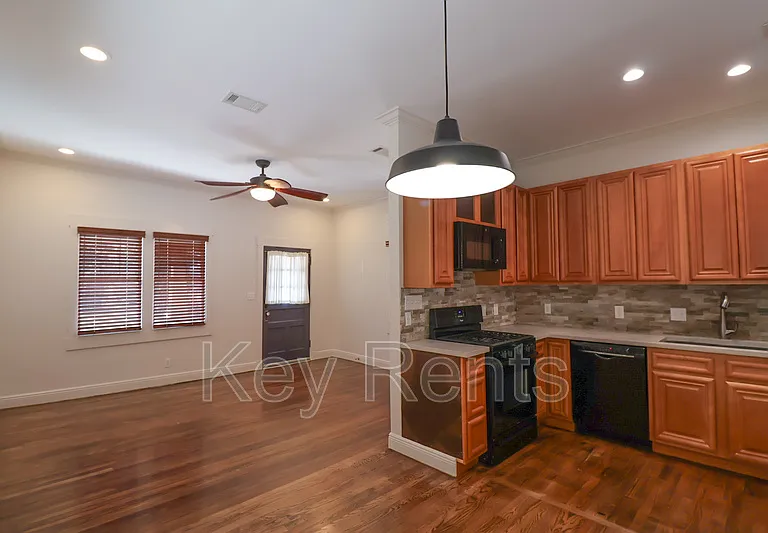 422 N Davis Hwy — Photo 3