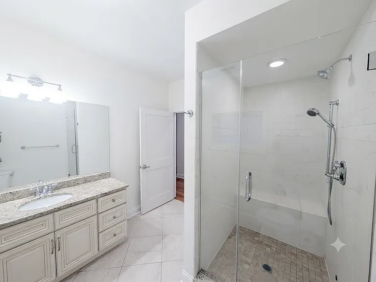 2352 W Byron St #301 — Photo 17