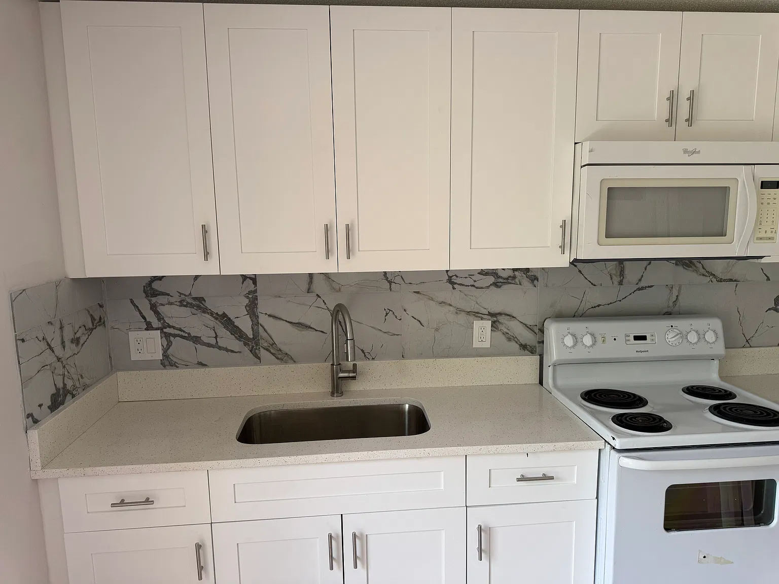 3 bed, 1005 sqft, $2,300 — Photo 3