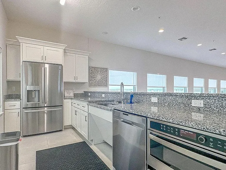 1805 Riverside Dr — Photo 12