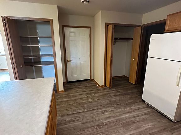 3rd image of 828 E Prairie Ln APT 1