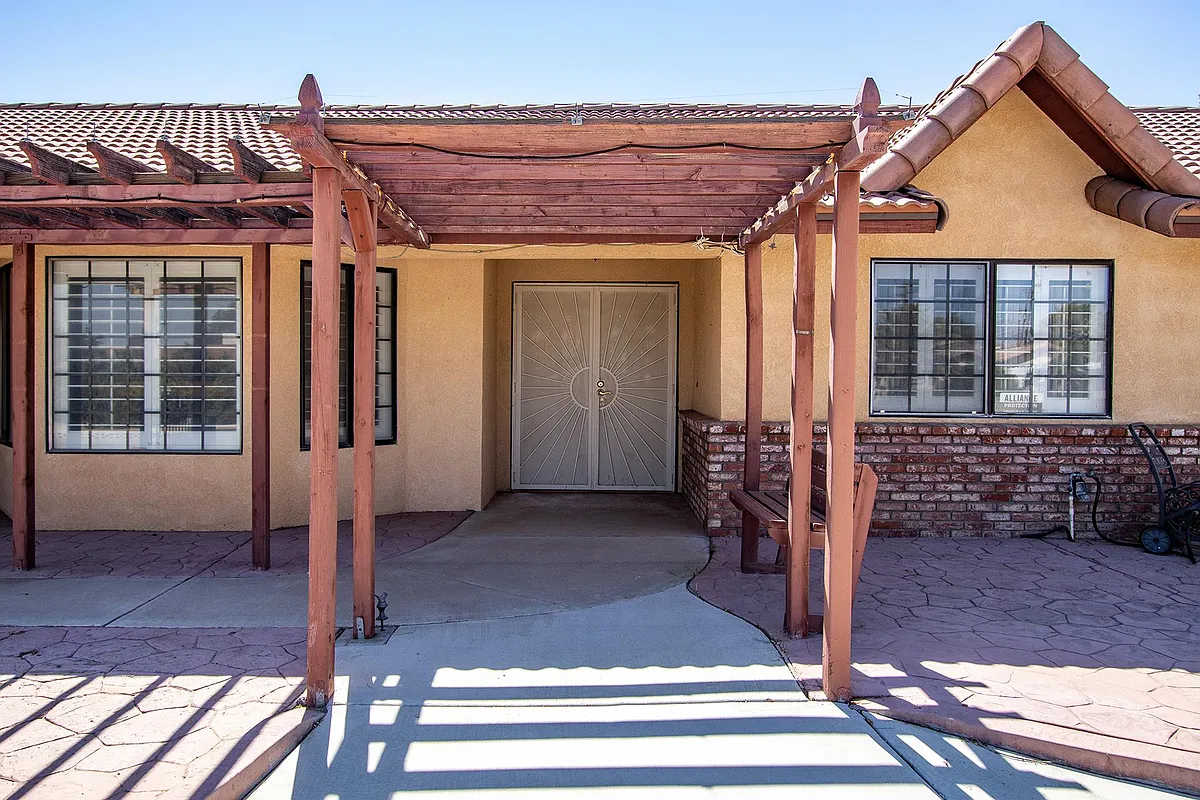 Building Photo - 57815 San Tropeze Dr
